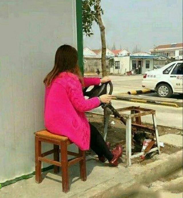 努力的学员，考试前的复习人物gif搞笑图片