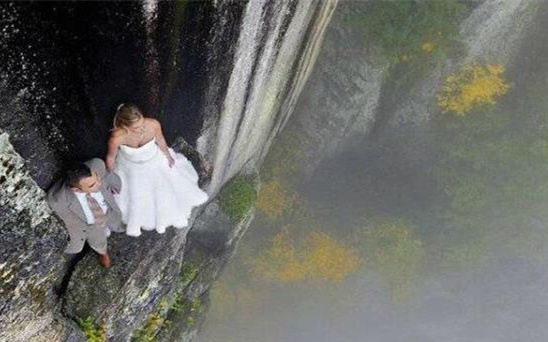 在这种地方借钱的话，根本无法拒绝人物gif搞笑图片