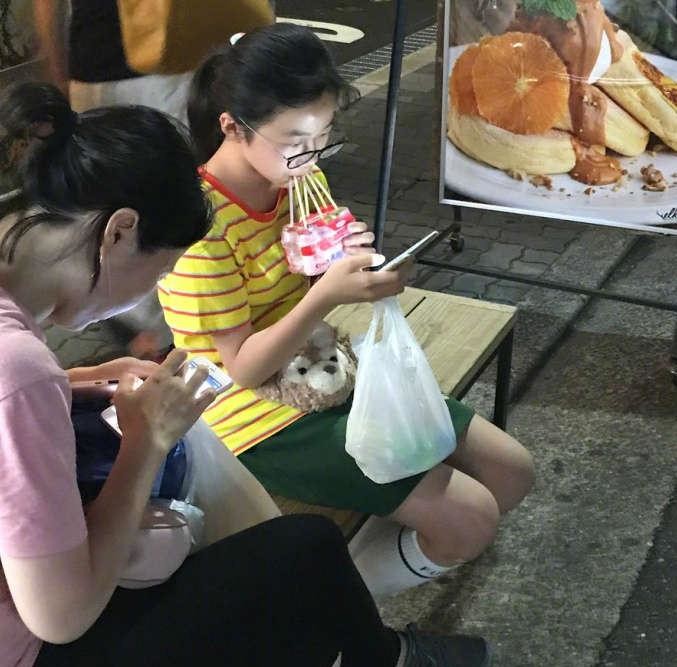 试问哪个不想这么喝？人物gif搞笑图片