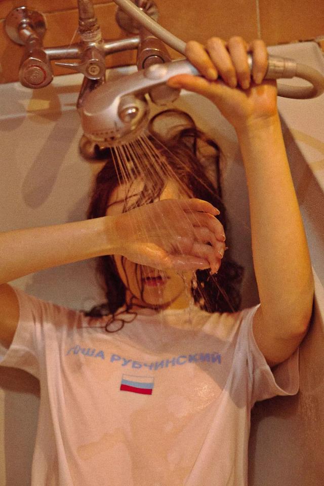 咋这样都能洗澡呢？！人物gif搞笑图片