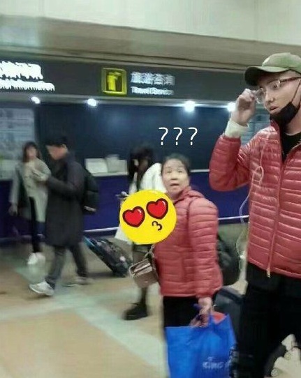 吴亦凡跟大妈撞衫鸟人物gif搞笑图片