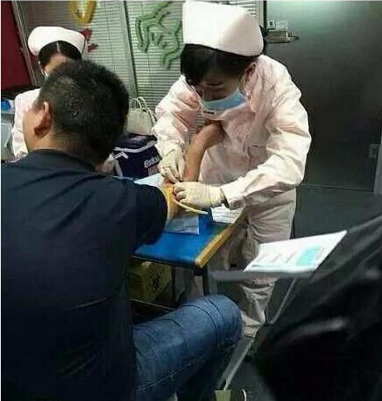 少年你是故意的吧？人物gif搞笑图片