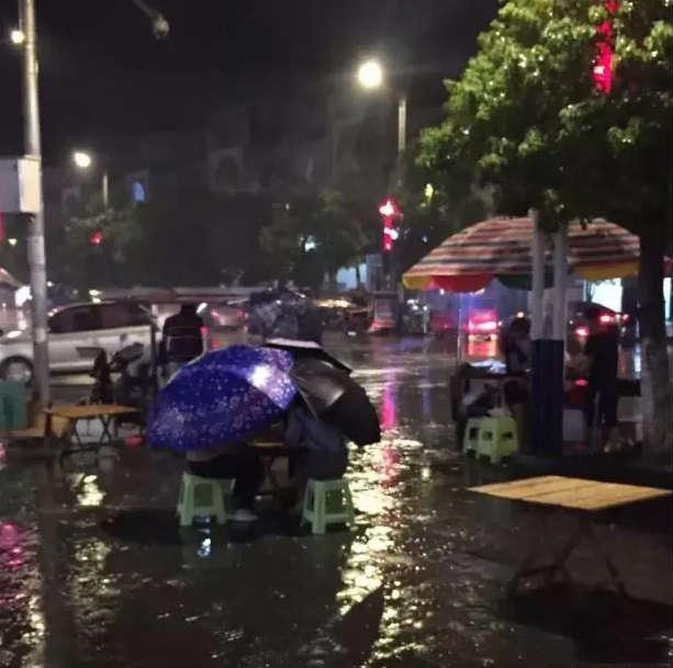 自己点的宵夜，下暴雨也要吃完人物gif搞笑图片