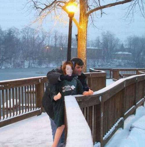 和女朋友一起看雪景人物gif搞笑图片