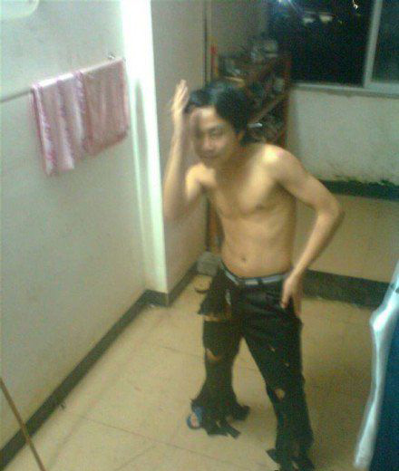 酷炫的发型，放荡不羁的裤子，醉了人物gif搞笑图片