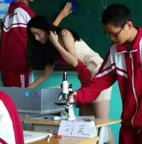 偷拍美女老师人物gif搞笑图片