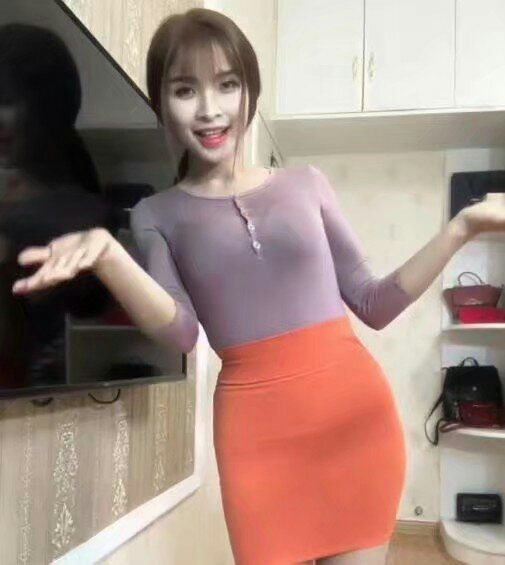 妹子，你这包包可真是多得不得了啊人物gif搞笑图片