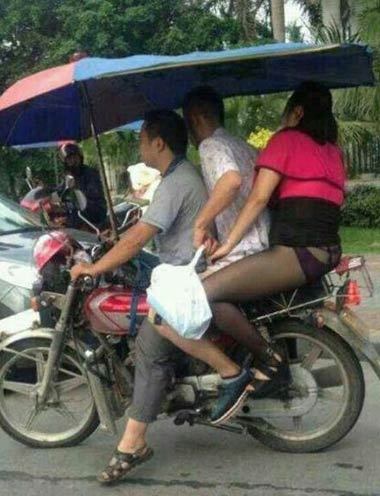 穿短裙就不要这么坐车嘛！！！人物gif搞笑图片