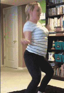 大妈明显嗨过头了人物gif搞笑图片