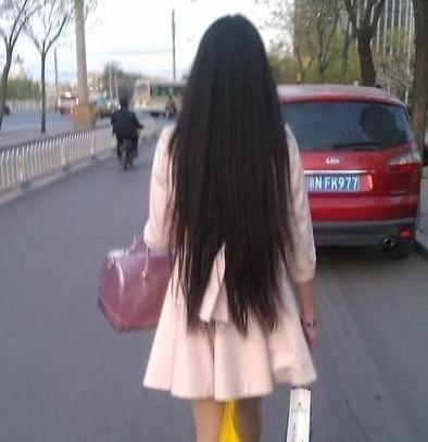 美女你东西掉了人物gif搞笑图片