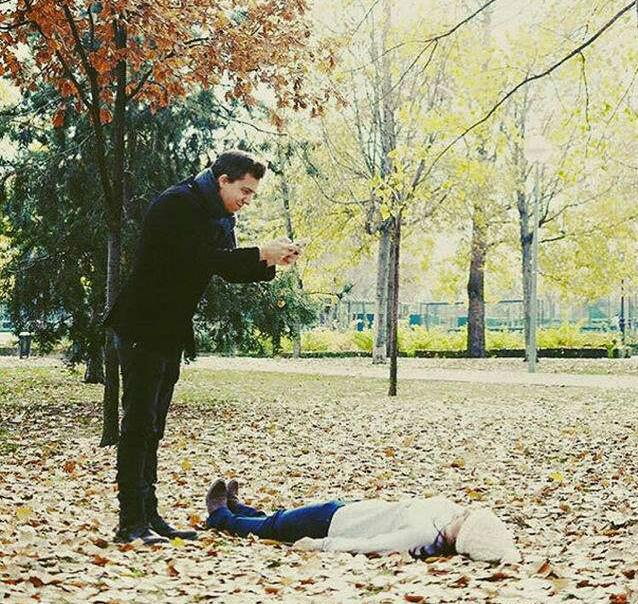 虽然很像在拍尸体，可谁让老婆喜欢呢？人物gif搞笑图片