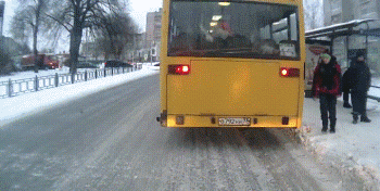 一次幸运的滑倒人物gif搞笑图片