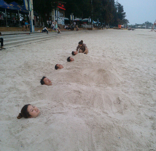 夏日沙滩快乐多人物gif搞笑图片