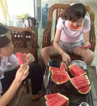 涨姿势了，这姑娘的吃瓜技能666啊人物gif搞笑图片