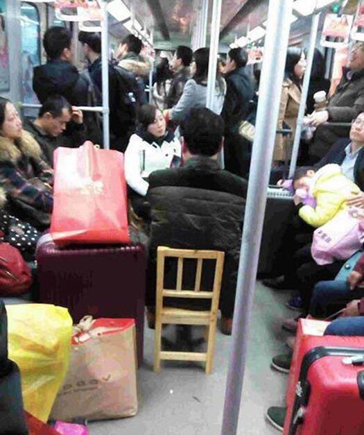 如果在地铁能有个座儿，简直生无可恋人物gif搞笑图片