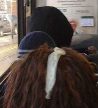 妹纸出门忘了梳头吧人物gif搞笑图片