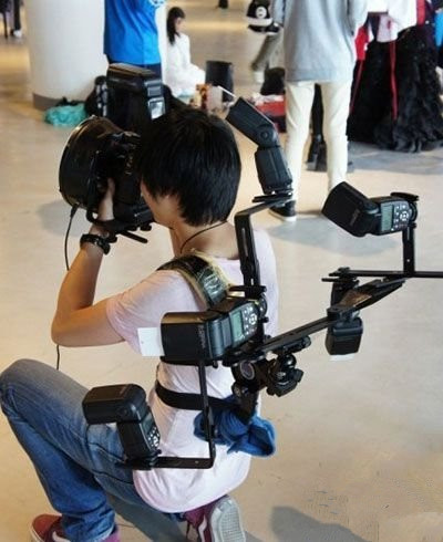 用生命在拍照的汉子……人物gif搞笑图片