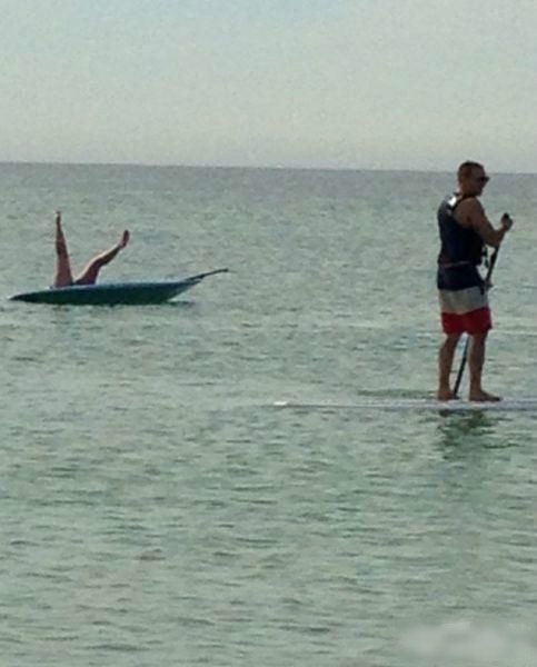 抢个镜而已，这么卖命干啥人物gif搞笑图片