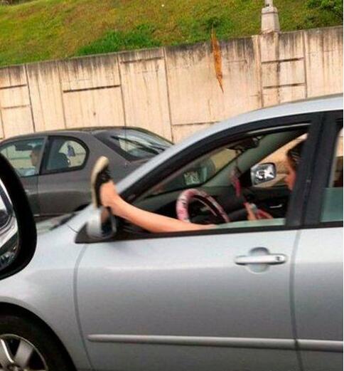 就喜欢这么豪迈地开车人物gif搞笑图片