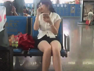 妹子乐的合不拢腿人物gif搞笑图片