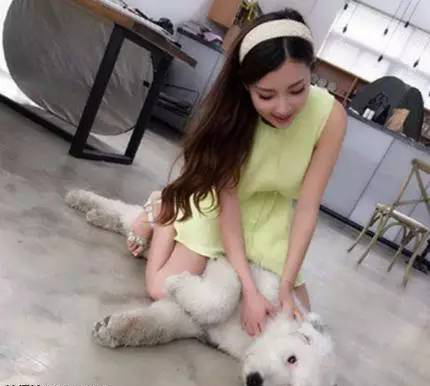 清新妹子干出这样的事 让人脸红人物gif搞笑图片