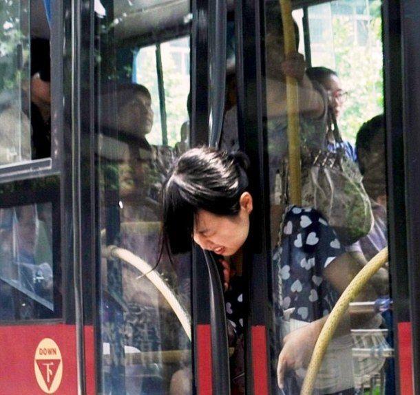 公交车关门的可怕瞬间，一个姑娘的头被门夹了人物gif搞笑图片