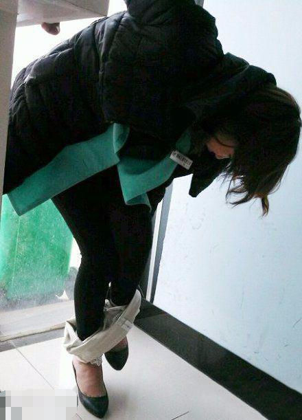 大姐你这咋回事呀？现在可还没下班呢人物gif搞笑图片