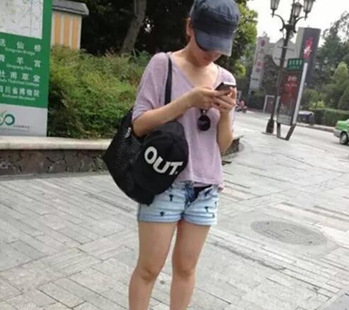 出门前一定要检查一下自己的着装啊人物gif搞笑图片