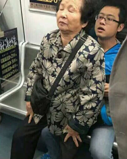 不让座就坐你身上人物gif搞笑图片