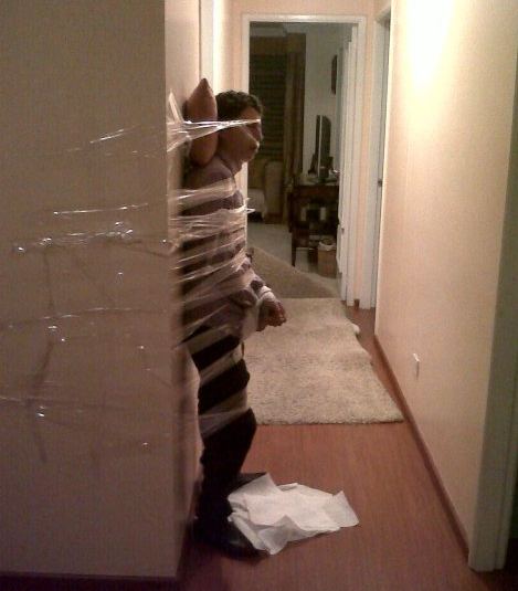 即使没有床，我也要睡一觉人物gif搞笑图片