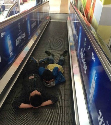 骚年，你们这样好吗？人物gif搞笑图片