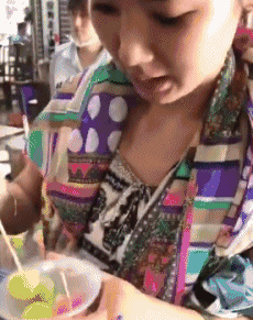 足以证明鼻子是通的人物gif搞笑图片