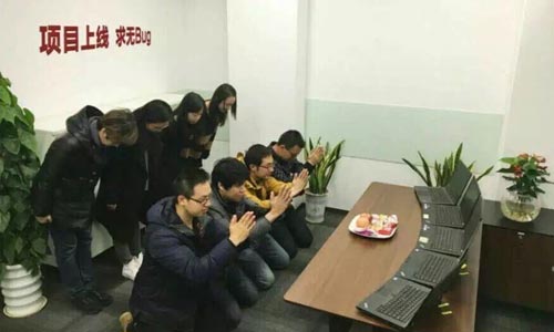 为了项目上线也是蛮拼的了人物gif搞笑图片