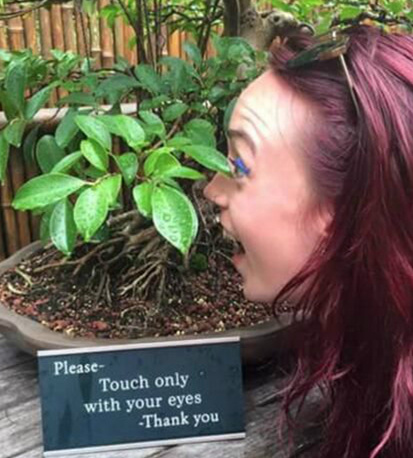 只能用目光去触碰人物gif搞笑图片