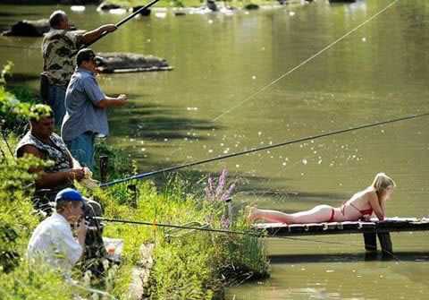 钓鱼是一个淡定活人物gif搞笑图片