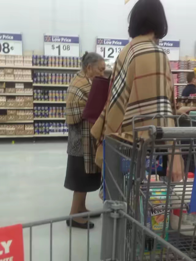 居然跟老奶奶撞衫，太尴尬了人物gif搞笑图片