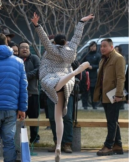 面对风一样的女子，男人反应不一人物gif搞笑图片