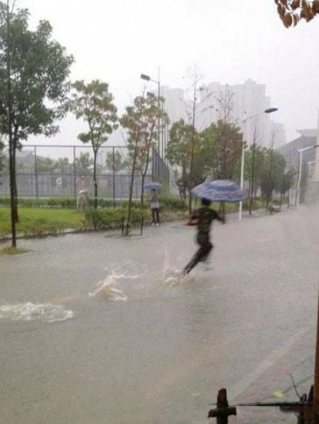 大雨瓢泼，今日有幸见识了一次江湖绝学轻功水上漂人物gif搞笑图片