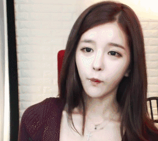 妹子是想到什么好吃的了？人物gif搞笑图片