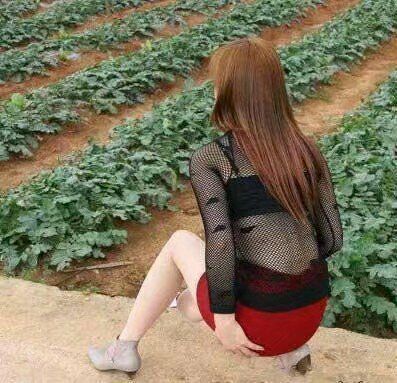 媳妇要下地干活，可又怕衣服脏了，这可怎么办人物gif搞笑图片