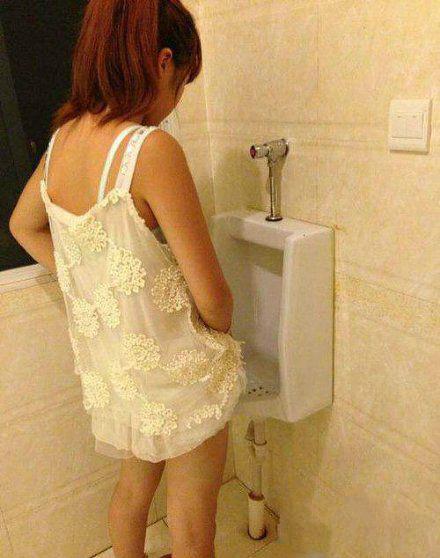 姑娘这种上厕所的方式不是你能体验的，别犯二了人物gif搞笑图片