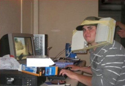 这耳机也太大了吧！人物gif搞笑图片