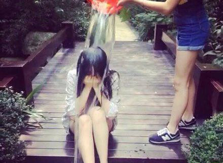 这难道就是传说中的湿身么？有没有见多识广的老司机可告知？人物gif搞笑图片