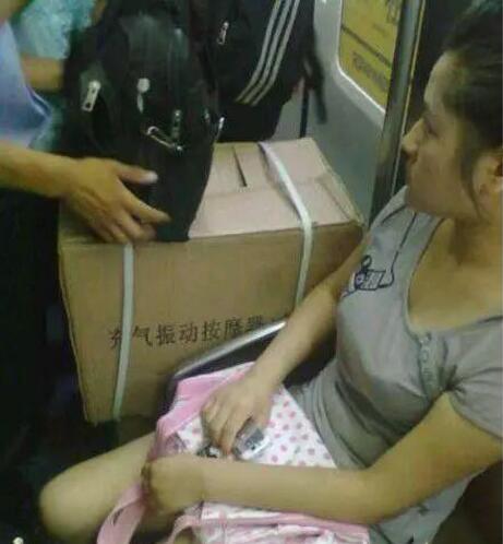 这让这位美女情何以堪人物gif搞笑图片