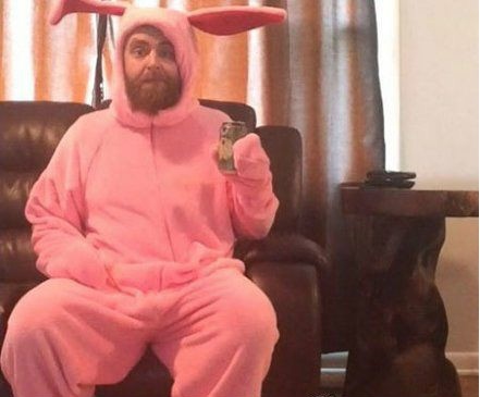 大叔真是童心未泯啊人物gif搞笑图片