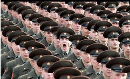 茫茫人海中，我一眼就望见了你人物gif搞笑图片