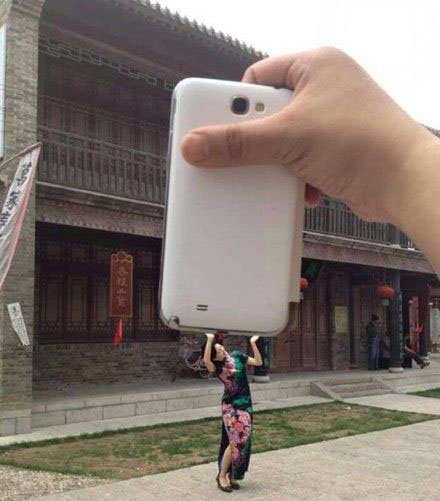 好担心妹子被手机压坏人物gif搞笑图片