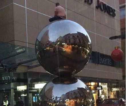 大哥，您的寂寞已经飘落满地了人物gif搞笑图片