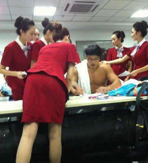 放开那个汉子，冲我来人物gif搞笑图片