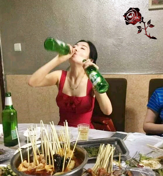 多年不见，酒量见长人物gif搞笑图片